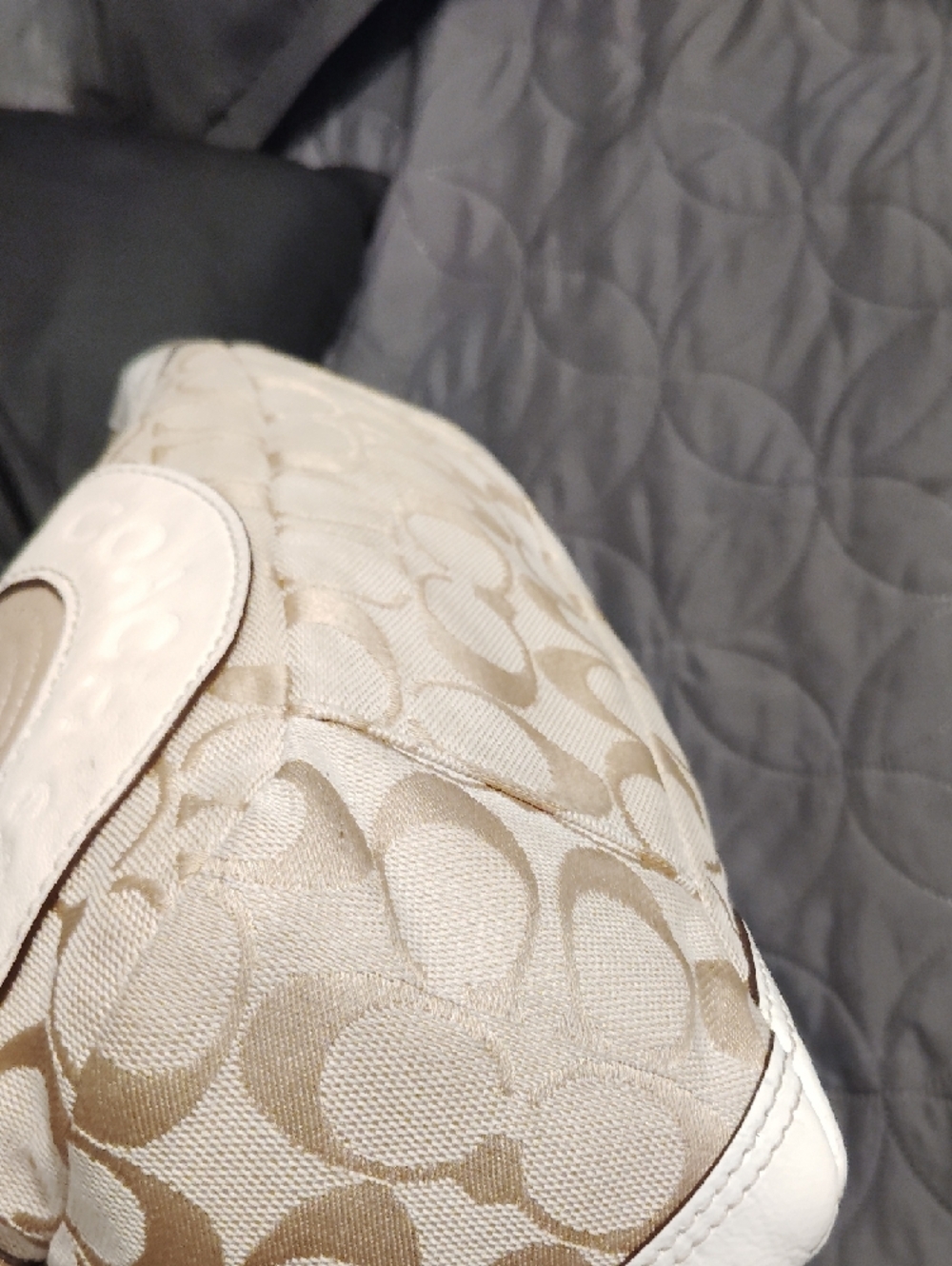 Coach Beige and White Signature Circle Appliqué Tote!! - Picture 5 of 17